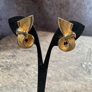 Vintage BSK Gold Scarf Clip On Earrings